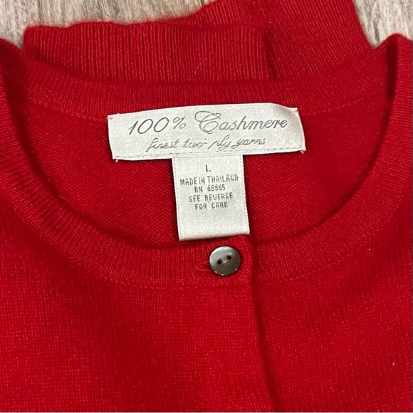 100% Cashmere finest two ply yarns. Cardigan with Shell buttons. EC Size L - Picture 6 of 8